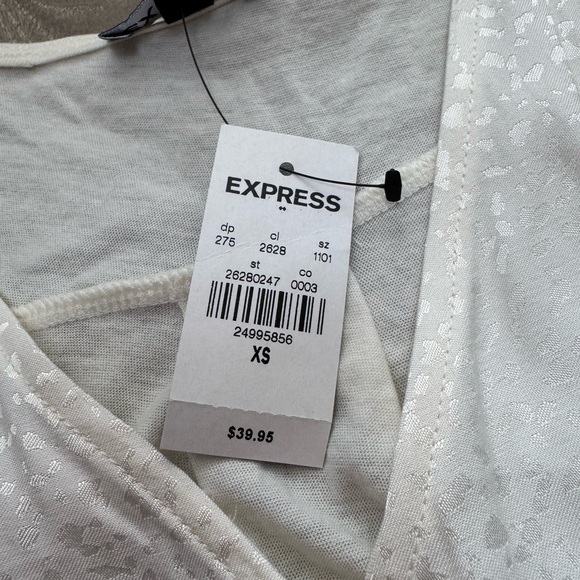 Express Soft Buttoned Jacquard Snake Textured Sleeveless Blouse - Picture 3 of 5